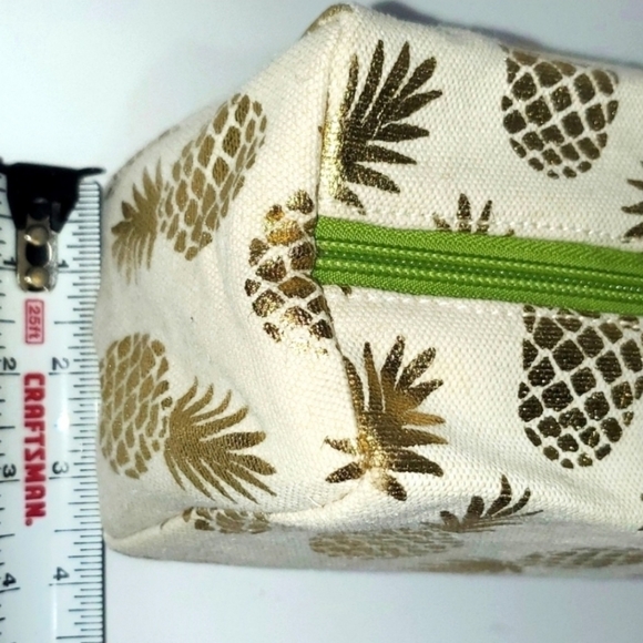 Soha (Hawaii) Living Metallic Gold Pineapple Toiletries Travel Bag with … - Picture 4 of 5